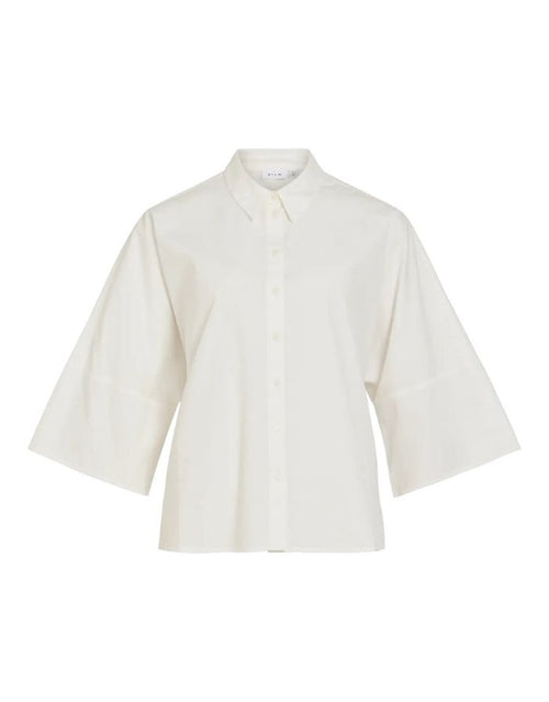 Weiße Bluse Vijuno Shirt 2/4 von VILA mit Hemdkragen, lockerer Passform, 2/4-Ärmeln und Knopfleiste aus 100 % Baumwolle als Freisteller von vorne