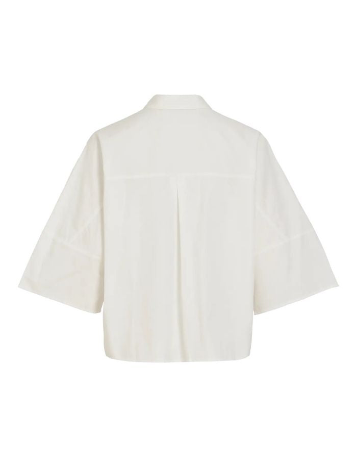 Weiße Bluse Vijuno Shirt 2/4 von VILA mit Hemdkragen, lockerer Passform, 2/4-Ärmeln und Knopfleiste aus 100 % Baumwolle als Freisteller von hinten