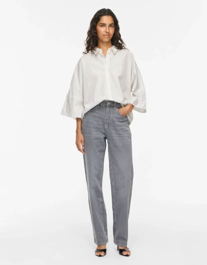 Weiße Bluse Vijuno Shirt 2/4 von VILA mit Hemdkragen, lockerer Passform, 2/4-Ärmeln und Knopfleiste aus 100 % Baumwolle am Model von vorne