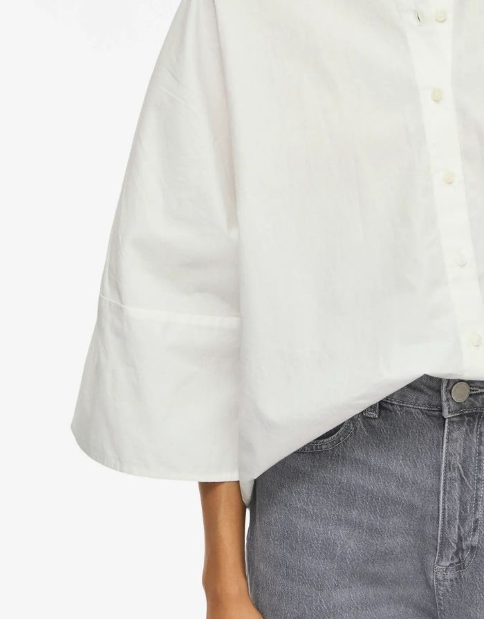 Weiße Bluse Vijuno Shirt 2/4 von VILA mit Hemdkragen, lockerer Passform, 2/4-Ärmeln und Knopfleiste aus 100 % Baumwolle am Model Ärmel im Detail