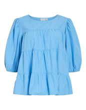 Laden Sie das Bild in den Galerie-Viewer, VILA Shirt Vikelli hellblau mit 3/4-Ärmeln, Volants und lockerem Schnitt.
