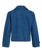 Laden Sie das Bild in den Galerie-Viewer, Kurzer Denim Trenchcoat Vinata von VILA in Dark Denim Blue mit Reverskragen und doppelreihiger Knopfleiste.
