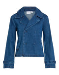 Kurzer Denim Trenchcoat Vinata von VILA in Dark Denim Blue mit Reverskragen und doppelreihiger Knopfleiste.