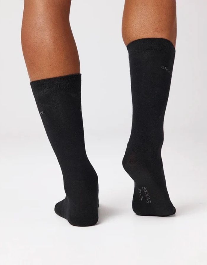 Schwarze Business-Socken von Snocks aus Bio-Baumwolle mit komfortabler Passform und knielanger Form für den Büroalltag am Model von hinten