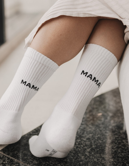 Weiße Socken Mama von Eulenschnitt mit schwarzem Schriftzug und schwarzen Details