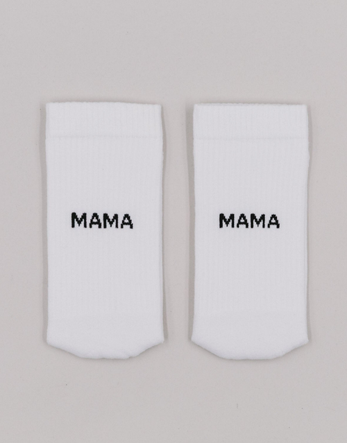 Weiße Socken Mama von Eulenschnitt mit schwarzem Schriftzug und schwarzen Details