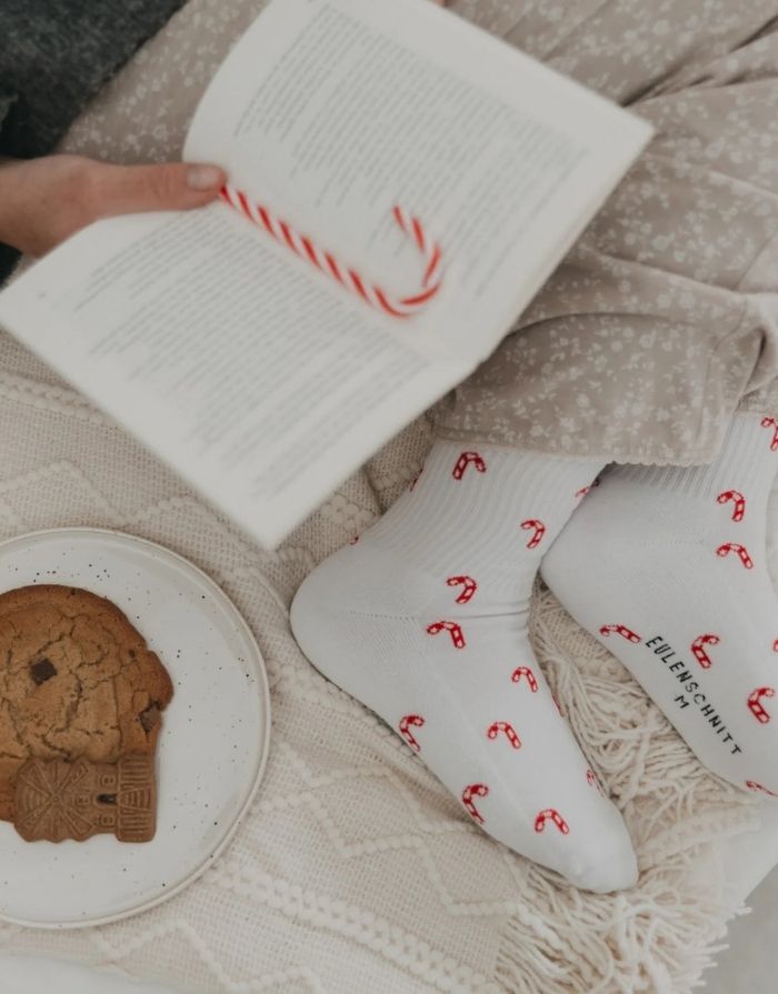 Weiße Socken Zuckerstangen von Eulenschnitt mit gesticktem Zuckerstangen-Motiv, gefertigt aus Bio-Baumwolle, recyceltem Polyamid und Elastan.