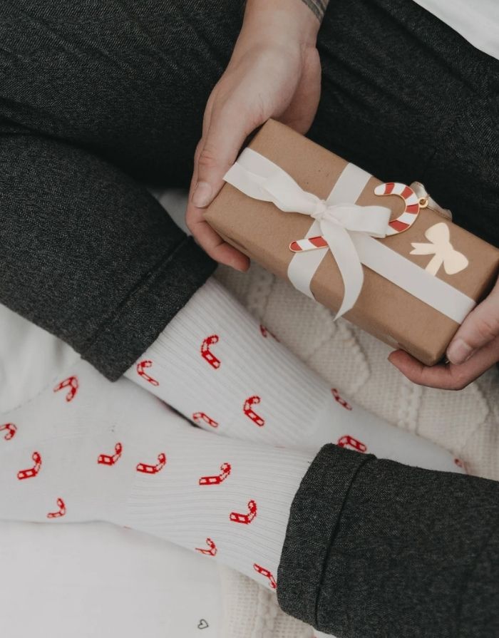 Weiße Socken Zuckerstangen von Eulenschnitt mit gesticktem Zuckerstangen-Motiv, gefertigt aus Bio-Baumwolle, recyceltem Polyamid und Elastan.