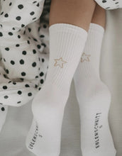 Laden Sie das Bild in den Galerie-Viewer, Weiße Socken Stern von Eulenschnitt mit goldener Sternstickerei, gefertigt aus Bio-Baumwolle, recyceltem Polyamid und Elastan.
