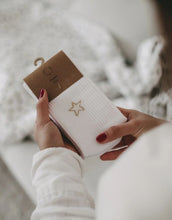 Laden Sie das Bild in den Galerie-Viewer, Weiße Socken Stern von Eulenschnitt mit goldener Sternstickerei, gefertigt aus Bio-Baumwolle, recyceltem Polyamid und Elastan.
