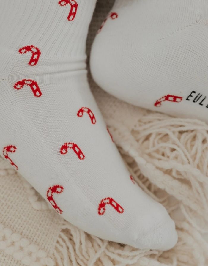 Weiße Socken Zuckerstangen von Eulenschnitt mit gesticktem Zuckerstangen-Motiv, gefertigt aus Bio-Baumwolle, recyceltem Polyamid und Elastan.