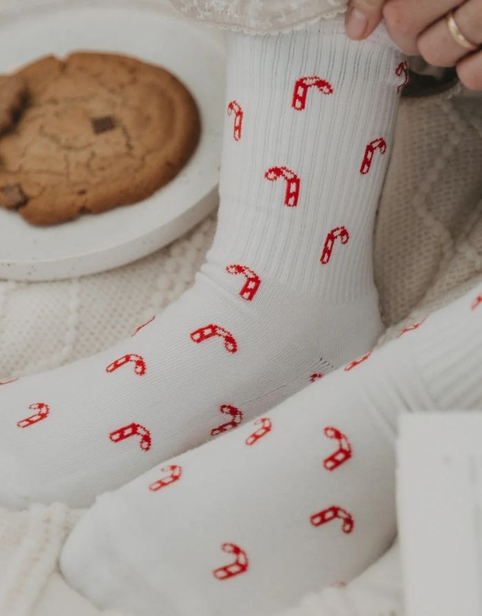 Weiße Socken Zuckerstangen von Eulenschnitt mit gesticktem Zuckerstangen-Motiv, gefertigt aus Bio-Baumwolle, recyceltem Polyamid und Elastan.