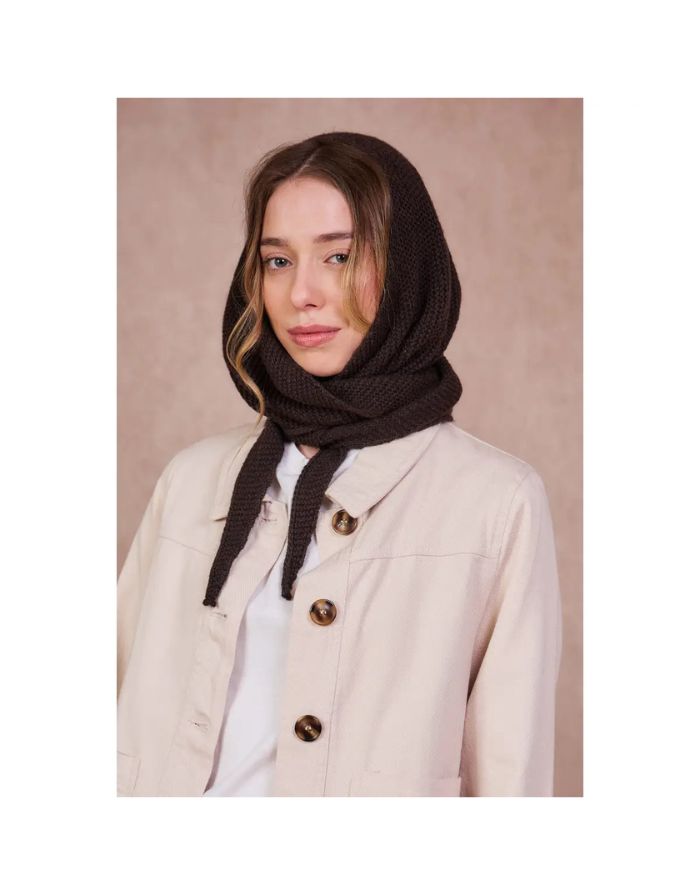 Sophie Scarf Hood Braun – luxuriöser Schal aus Kaschmir, Merinowolle, Viskose und recyceltem Polyamid, hergestellt in Italien, weich, warm und vielseitig tragbar.