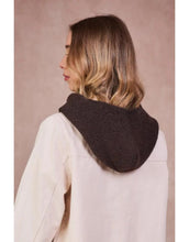 Laden Sie das Bild in den Galerie-Viewer, Sophie Scarf Hood – luxuriöser Schal aus Kaschmir, Merinowolle, Viskose und recyceltem Polyamid, hergestellt in Italien, weich, warm und vielseitig tragbar.

