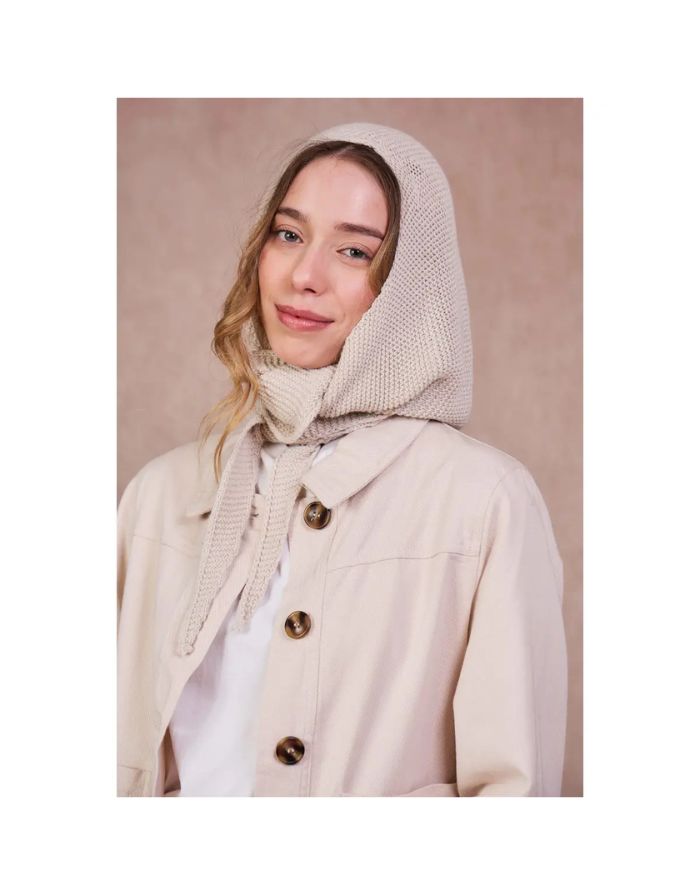 Sophie Scarf Hood – luxuriöser Schal aus Kaschmir, Merinowolle, Viskose und recyceltem Polyamid, hergestellt in Italien, weich, warm und vielseitig tragbar.