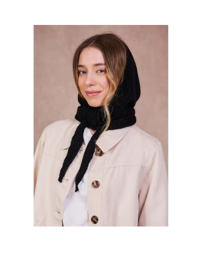 Sophie Scarf Hood Schwarz– luxuriöser Schal aus Kaschmir, Merinowolle, Viskose und recyceltem Polyamid, hergestellt in Italien, weich, warm und vielseitig tragbar.