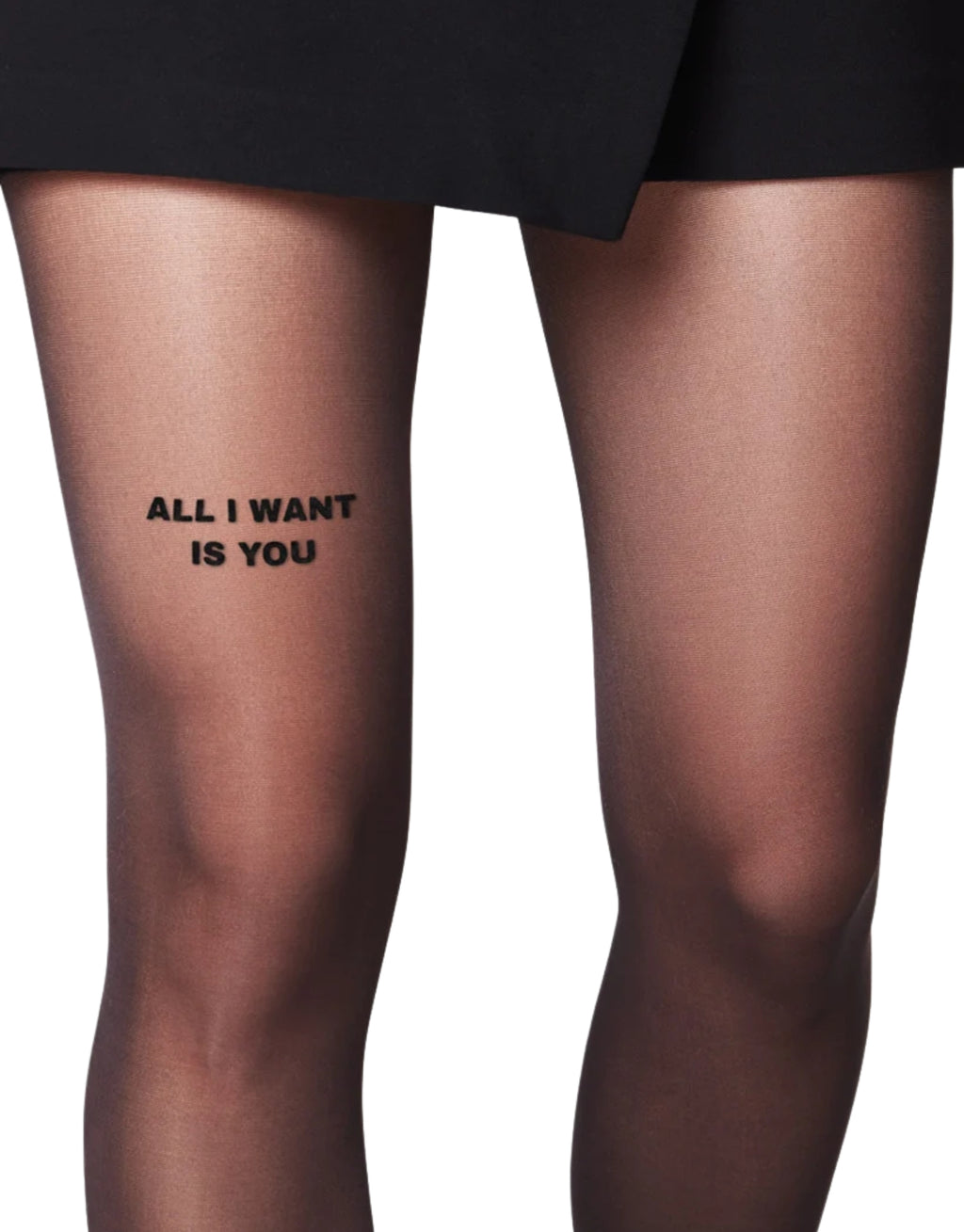 Statement Strumpfhose All I Want Is You von saint sass in Schwarz, semi-transparente 40-DEN-Strumpfhose mit romantischem Schriftzug auf dem rechten Oberschenkel und figurformender Passform.