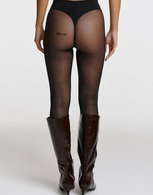 Schwarze semi-transparente Statement-Strumpfhose Bite Me von saint sass mit 40 DEN und Schriftzug auf der Rückseite.