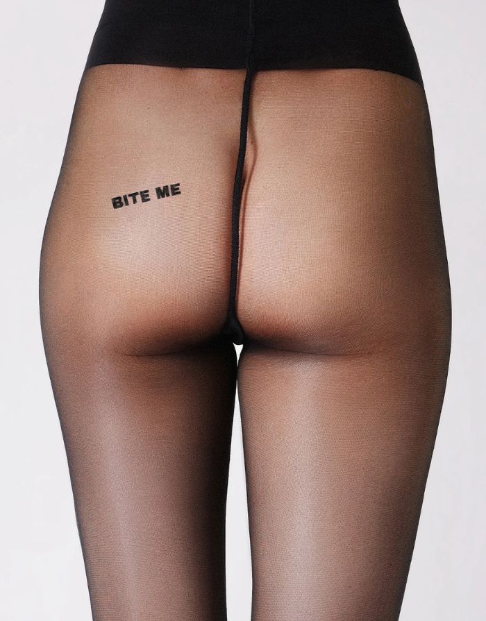 Schwarze semi-transparente Statement-Strumpfhose Bite Me von saint sass mit 40 DEN und Schriftzug auf der Rückseite.