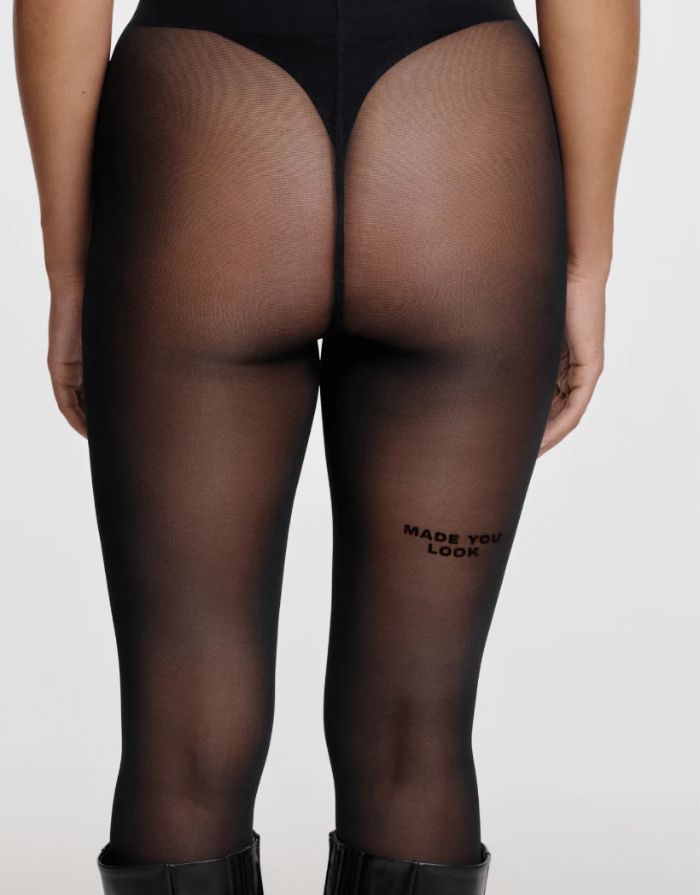 Schwarze semi-transparente Statement-Strumpfhose Made You Look von saint sass mit 40 DEN und Schriftzug am rechten hinteren Oberschenkel.
