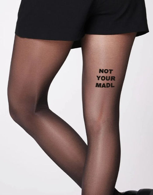  Schwarze semi-transparente Statement-Strumpfhose Not Your Madl von saint sass mit 40 DEN und Schriftzug am rechten hinteren Oberschenkel.