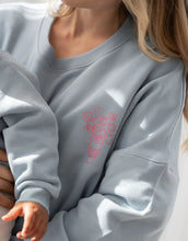 Laden Sie das Bild in den Galerie-Viewer, Liliput Sweatshirt Hellblau – Rückseite mit blühender Coffee Cup und Schriftzug
