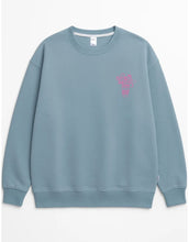 Laden Sie das Bild in den Galerie-Viewer, Liliput Sweatshirt Hellblau – Rückseite mit blühender Coffee Cup und Schriftzug
