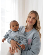 Laden Sie das Bild in den Galerie-Viewer, Liliput Sweatshirt Hellblau – Rückseite mit blühender Coffee Cup und Schriftzug
