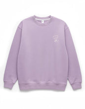 Laden Sie das Bild in den Galerie-Viewer, No Sleep Club Sweater Flieder von Liliput – Vorderseite mit tanzendem Sternchen
