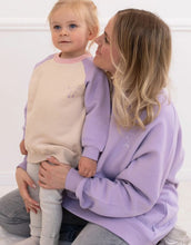 Laden Sie das Bild in den Galerie-Viewer, No Sleep Club Sweater Flieder von Liliput – Vorderseite mit tanzendem Sternchen
