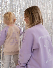 Laden Sie das Bild in den Galerie-Viewer, No Sleep Club Sweater Flieder von Liliput – Vorderseite mit tanzendem Sternchen
