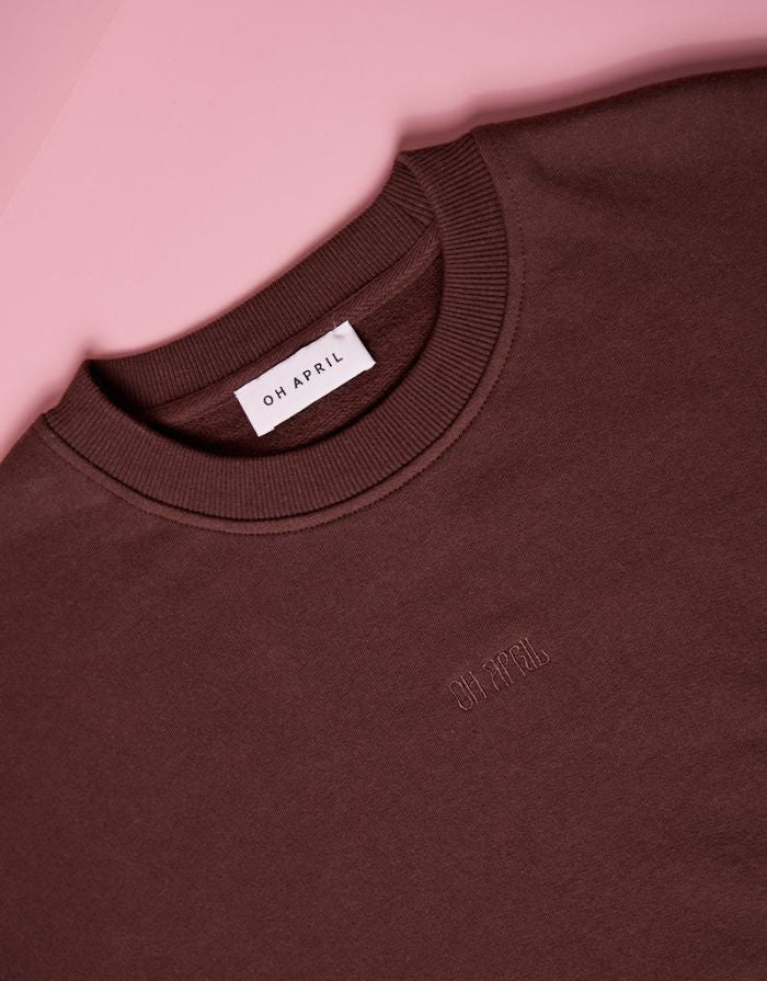 Regular Sweater Mental Health Brown von OH APRIL – brauner Pullover aus 100 % Baumwolle mit Mental Health Still Matters Print und OH APRIL Stickerei auf der Brust, locker geschnitten und leicht verkürzt.