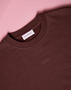 Regular Sweater Mental Health Brown von OH APRIL – brauner Pullover aus 100 % Baumwolle mit Mental Health Still Matters Print und OH APRIL Stickerei auf der Brust, locker geschnitten und leicht verkürzt.