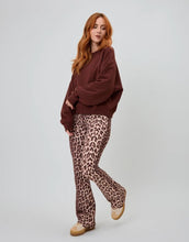 Laden Sie das Bild in den Galerie-Viewer, Regular Sweater Mental Health Brown von OH APRIL – brauner Pullover aus 100 % Baumwolle mit Mental Health Still Matters Print und OH APRIL Stickerei auf der Brust, locker geschnitten und leicht verkürzt.
