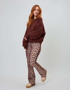 Regular Sweater Mental Health Brown von OH APRIL – brauner Pullover aus 100 % Baumwolle mit Mental Health Still Matters Print und OH APRIL Stickerei auf der Brust, locker geschnitten und leicht verkürzt.