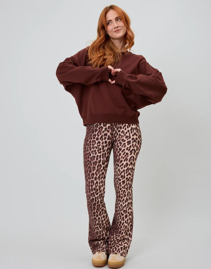 Regular Sweater Mental Health Brown von OH APRIL – brauner Pullover aus 100 % Baumwolle mit Mental Health Still Matters Print und OH APRIL Stickerei auf der Brust, locker geschnitten und leicht verkürzt.