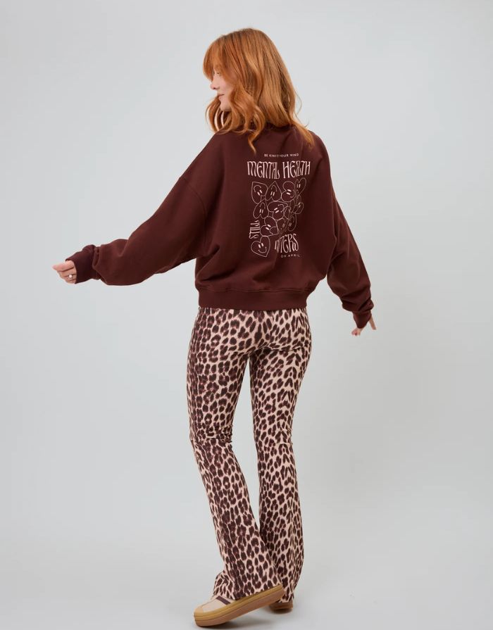 Regular Sweater Mental Health Brown von OH APRIL – brauner Pullover aus 100 % Baumwolle mit Mental Health Still Matters Print und OH APRIL Stickerei auf der Brust, locker geschnitten und leicht verkürzt.