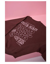Laden Sie das Bild in den Galerie-Viewer, Regular Sweater Mental Health Brown von OH APRIL – brauner Pullover aus 100 % Baumwolle mit Mental Health Still Matters Print und OH APRIL Stickerei auf der Brust, locker geschnitten und leicht verkürzt.
