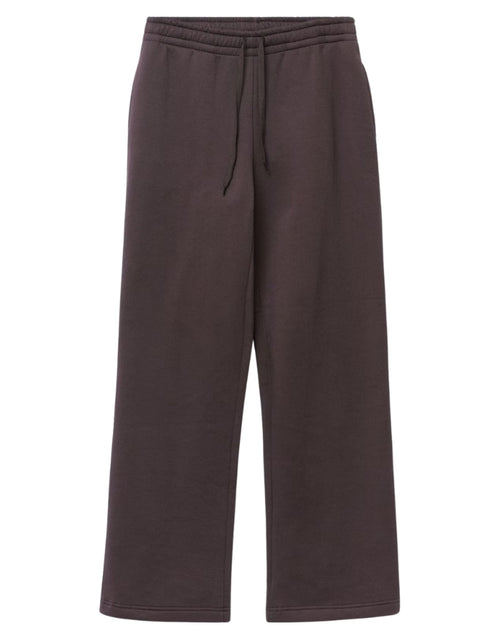 Gina Tricot Iconic Sweat Pants in Chocolate Plum aus Baumwollmischung mit weitem geradem Bein, elastischem Bund, Bindeband und Seitentaschen als Freisteller
