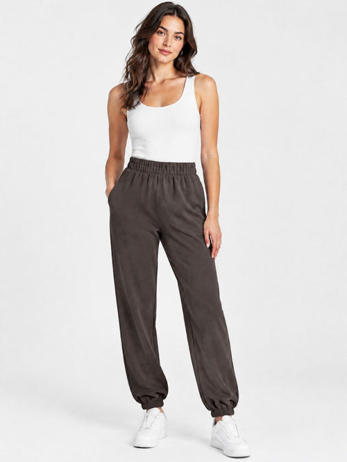 Sweat Pants Vihuris von VILA in Raisin am Model - gemütliche Freizeithose in Rotbraun mit lockerer Loose-Fit-Passform, mittelhohem Bund und elastischen Beinabschlüssen.