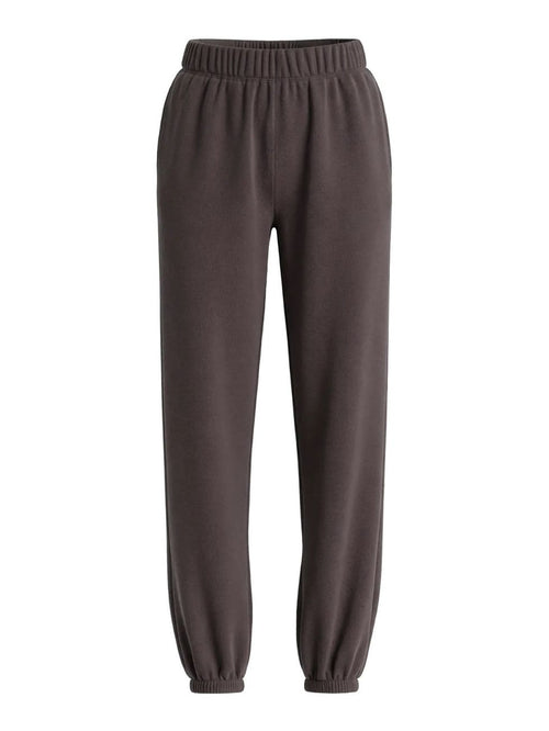 Sweat Pants Vihuris von VILA in Raisin. Gemütliche Freizeithose in Rotbraun mit lockerer Loose-Fit-Passform, mittelhohem Bund und elastischen Beinabschlüssen. Freisteller
