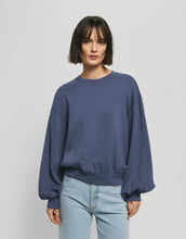 Laden Sie das Bild in den Galerie-Viewer, MSCH Copenhagen Sweatshirt Brionna Ima Q in Vintage Indigo mit Rundhalsausschnitt und lockerer Passform.
