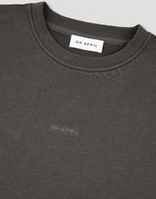 Laden Sie das Bild in den Galerie-Viewer,  Light Love Season Sweater von OH APRIL in Graphite mit großem Love-Season-Print auf dem Rücken und kleinem Logo auf der Brust, entspannte Passform, leicht verkürzt, aus weichem Baumwollmix mit klassischem Rundhalsausschnitt.
