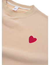 Laden Sie das Bild in den Galerie-Viewer, Liliput Sweatshirt Schleife beige mit rotem Herz und Schleifenmotiv „falala“ hinten, Oversized Fit.
