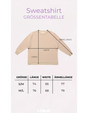Laden Sie das Bild in den Galerie-Viewer, Liliput Sweatshirt Schleife beige mit rotem Herz und Schleifenmotiv „falala“ hinten, Oversized Fit.

