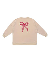 Laden Sie das Bild in den Galerie-Viewer, Liliput Sweatshirt Schleife beige mit rotem Herz und Schleifenmotiv „falala“ hinten, Oversized Fit.
