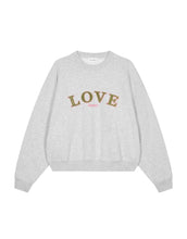 Laden Sie das Bild in den Galerie-Viewer, Regular Love Sweater von OH APRIL in Grey Melange mit dezentem Love-Season-Print auf der Brust, entspannter Schnitt, leicht verkürzt, aus weichem Baumwollmix mit klassischem Rundhalsausschnitt.
