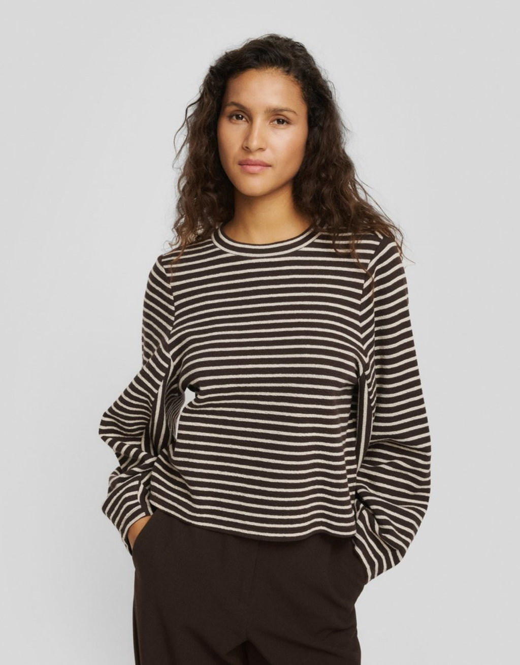Dunkelbraunes Sofia Striped Sweatshirt von MSCH Copenhagen mit cremeweißen Streifen, Rundhalsausschnitt, langen weiten Ärmeln und gerader Passform am Model