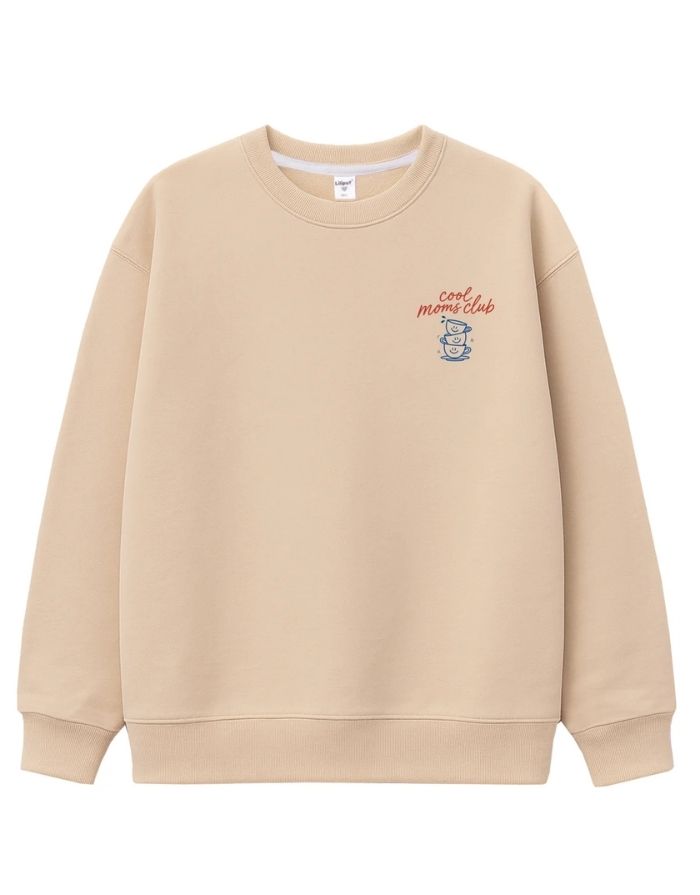 Liliput Cool Moms Club Oversize Sweatshirt für Damen mit Brustprint und großem Rückenprint mit zwei Kaffeetassen und „Powered by Coffee and Chaos“-Schriftzug.