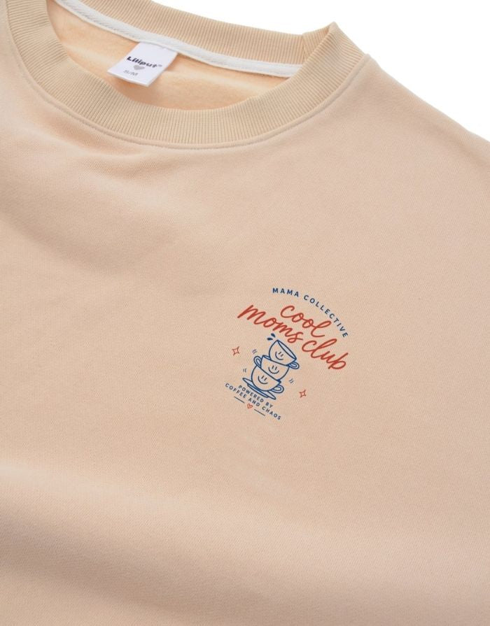 Liliput Cool Moms Club Oversize Sweatshirt für Damen mit Brustprint und großem Rückenprint mit zwei Kaffeetassen und „Powered by Coffee and Chaos“-Schriftzug.